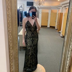 I’m selling a brand new black prom dress!!